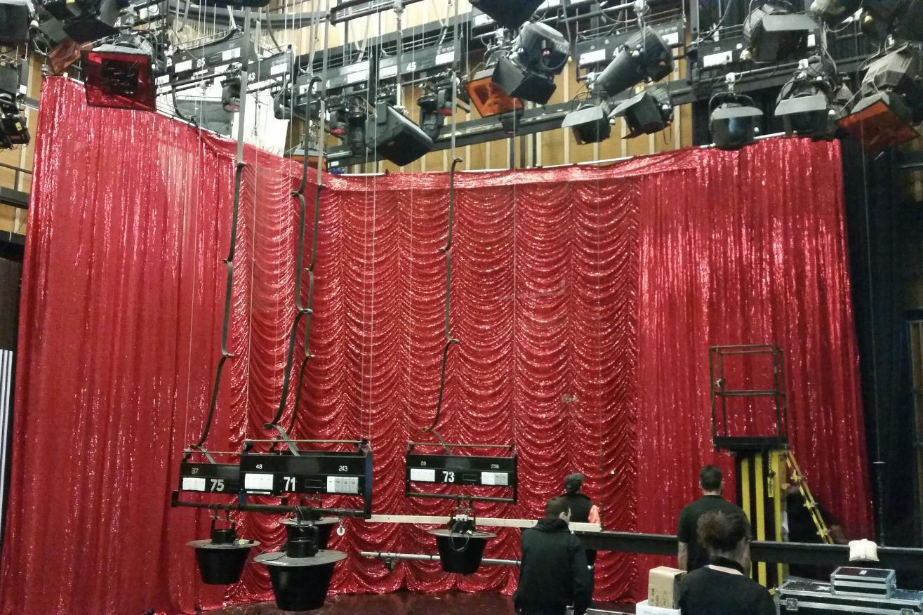 Reveal_2Bhire_2Bdrapes_2Bfor_2BThe_2BWeekly_2Bon_2BABC